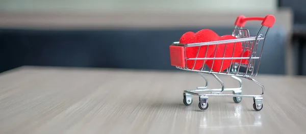 Par Röda Hjärta Form Mini Kundvagn Träbord Kärlek Och Shopping — Stockfoto