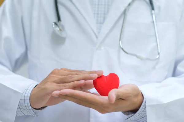 Arzt Mit Stethoskophand Mit Rotem Herz Krankenhaus Gesundheitswesen Und Gesunde — Stockfoto
