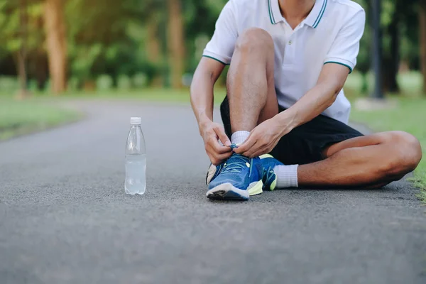 Mladý Sportovec Zavazující Běžecké Boty Parku Venkovní Muž Běžec Připraven — Stock fotografie