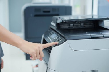 İş kadın el sıkıştırma düğme panelindeki Office yazıcı tarayıcı veya Lazer Fotokopi makinesi
