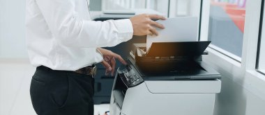 İş adam el sıkıştırma düğme panelindeki Office yazıcı tarayıcı veya Lazer Fotokopi makinesi