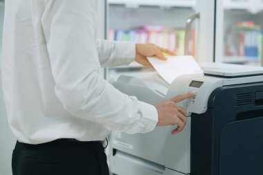 İş adam el sıkıştırma düğme panelindeki Office yazıcı tarayıcı veya Lazer Fotokopi makinesi