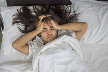 Asyalı kadın geç saatte gece, Genç kadın uyku evde yatak odasında yatakta yalan. uykusuzluk uyku, endişeli ve kavramlar vurguladı