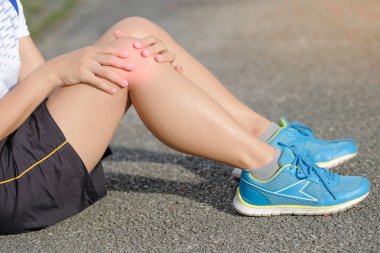 Onun spor bacak yaralanma, kas eğitim sırasında acı tutan genç fitness kadın. Asya runner diz ağrısı ve sorun çalışan ve egzersiz sonra sahip yaz aylarında dışarıda
