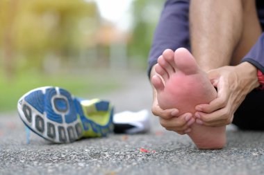 Onun spor bacak yaralanma, kas eğitim sırasında acı tutan genç fitness adam. Ayak ağrısı olan Asya runner ve çalışan ve egzersiz sonra sorun yaz aylarında dışarıda