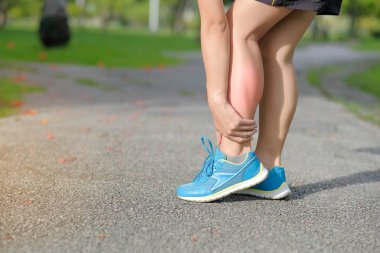 Onun spor bacak yaralanma, kas eğitim sırasında acı tutan genç fitness kadın. Asya runner buzağı ağrısı ve sorun çalışan ve egzersiz sonra sahip yaz aylarında dışarıda