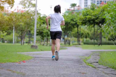 güneş ışığı sabah yolun dışında Asya atlet koşu ve egzersiz patika üzerinde çalışan park açık, kadın Çalıştırıcısı'nda yürüyen genç fitness kadın. Spor, sağlıklı ve sağlık kavramları