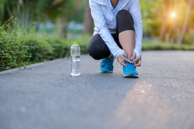 Genç fitness kadın bacaklar güneş ışığı sabah yolun dışında Asya atlet koşu ve egzersiz patika üzerinde çalışan park açık, kadın Çalıştırıcısı'nda yürüyüş. Spor, sağlıklı ve sağlık kavramları