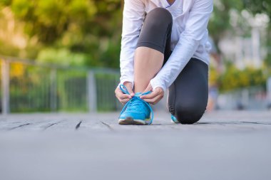 Genç fitness kadın bacaklar güneş ışığı sabah yolun dışında Asya atlet koşu ve egzersiz patika üzerinde çalışan park açık, kadın Çalıştırıcısı'nda yürüyüş. Spor, sağlıklı ve sağlık kavramları