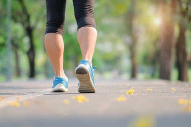 Genç fitness kadın bacaklar güneş ışığı sabah yolun dışında Asya atlet koşu ve egzersiz patika üzerinde çalışan park açık, kadın Çalıştırıcısı'nda yürüyüş. Spor, sağlıklı ve sağlık kavramları