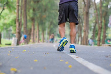 Genç fitness adam bacaklar güneş ışığı sabah yolun dışında Asya atlet koşu ve egzersiz patika üzerinde çalışan park açık, Erkek Çalıştırıcısı'nda yürüyüş. Spor, sağlıklı ve sağlık kavramları