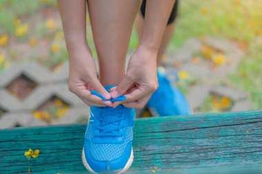Park açık, kadın Runner dışında Asya Fitness yürüyüş ve egzersiz Patika yolda sabah koşu için hazır koşu ayakkabıları ipe genç sporcunun kadın. sağlıklı yaşam ve spor kavramları