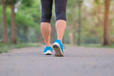 Genç fitness kadın bacaklar güneş ışığı sabah yolun dışında Asya atlet koşu ve egzersiz patika üzerinde çalışan park açık, kadın Çalıştırıcısı'nda yürüyüş. Spor, sağlıklı ve sağlık kavramları