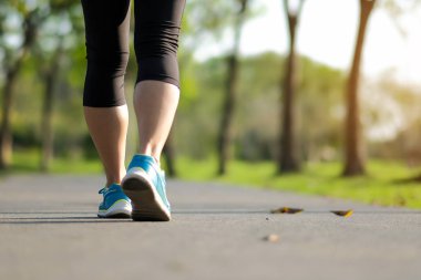 Genç fitness kadın bacaklar güneş ışığı sabah yolun dışında Asya atlet koşu ve egzersiz patika üzerinde çalışan park açık, kadın Çalıştırıcısı'nda yürüyüş. Spor, sağlıklı ve sağlık kavramları