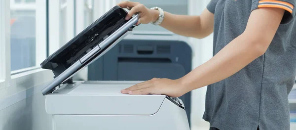 Mulher Negócio Mão Colocando Papel Documento Scanner Impressora Máquina Cópia — Fotografia de Stock