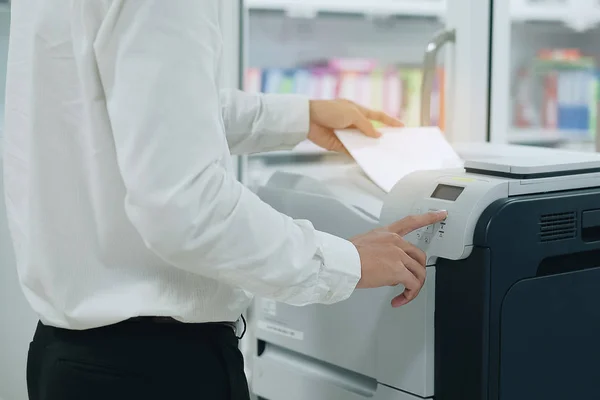 办公室打印机扫描仪或激光复印机面板上的手动按压按钮 — 图库照片