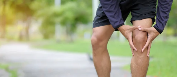 年轻的健身男子抱着他的运动腿受伤 肌肉在训练中疼痛 亚洲跑步者在夏季外出跑步和锻炼后膝盖疼痛和有问题 — 图库照片
