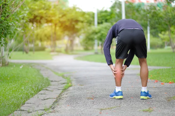 Mladí Fitness Muž Který Držel Jeho Sportovní Zranění Nohou Svalů — Stock fotografie