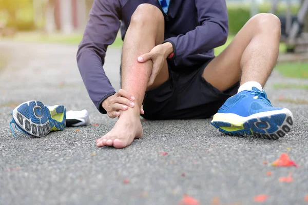 Mladí Fitness Muž Který Držel Jeho Sportovní Zranění Nohou Svalů — Stock fotografie