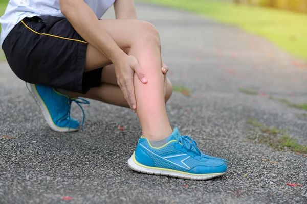 Mulher Fitness Jovem Segurando Sua Lesão Perna Esportes Músculo Doloroso — Fotografia de Stock