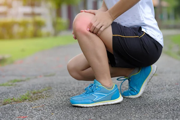 若いフィットネス スポーツ足の怪我 筋肉トレーニング中に痛みを伴うを保持している女性 アジアのランナーがランニングと運動後の膝の痛みや問題を持つ夏の外 — ストック写真