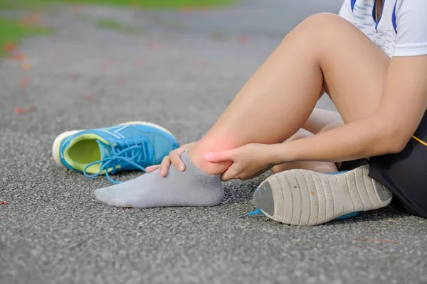 Mulher Fitness Jovem Segurando Sua Lesão Perna Esportes Músculo Doloroso — Fotografia de Stock