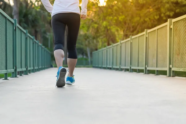 Piernas Mujer Fitness Joven Caminando Parque Aire Libre Corredor Femenino — Foto de Stock