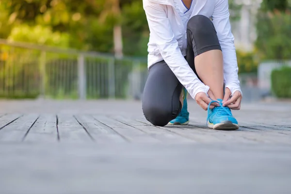 Piernas Mujer Fitness Joven Caminando Parque Aire Libre Corredor Femenino — Foto de Stock