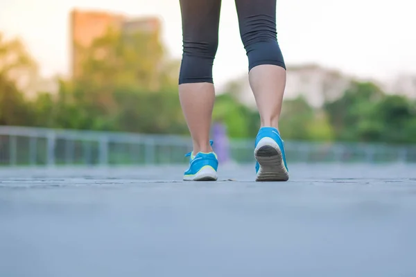 Piernas Mujer Fitness Joven Caminando Parque Aire Libre Corredor Femenino — Foto de Stock