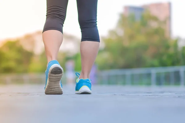 Piernas Mujer Fitness Joven Caminando Parque Aire Libre Corredor Femenino — Foto de Stock