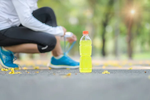 Mladý Sportovec Žena Vázání Běžecké Boty Parku Venkovní Ženské Běžec — Stock fotografie