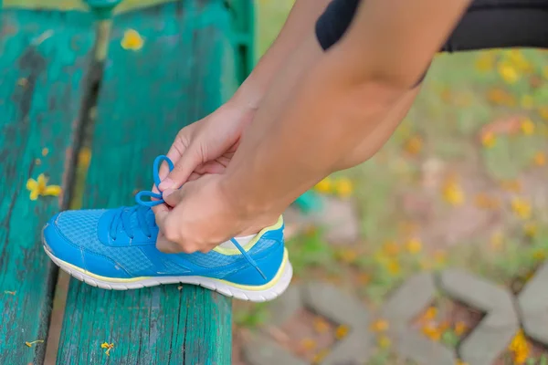 Joven Atleta Mujer Atando Zapatillas Correr Parque Aire Libre Corredora — Foto de Stock