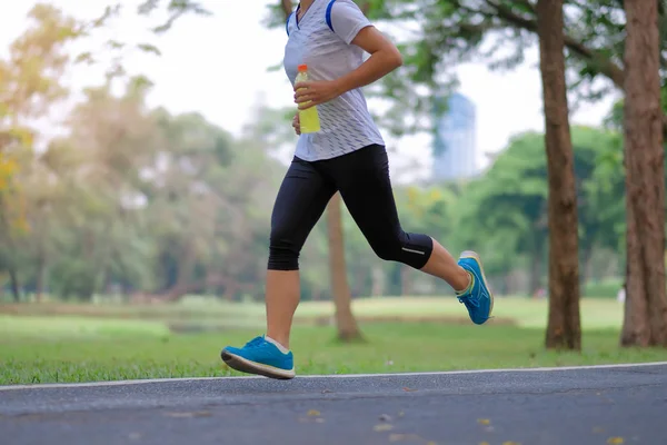 Genç Fitness Kadın Bacaklar Güneş Işığı Sabah Yolun Dışında Asya — Stok fotoğraf