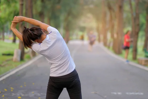 Молодая Спортсменка Бегущая Парке Свежем Воздухе Женщина Бегунья Разогревается Готовая — стоковое фото