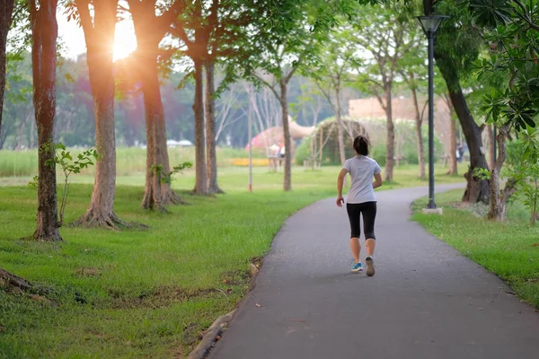 日光の朝のジョギング アジア運動選手および歩道で練習の外の道路で実行されて公園屋外 女性ランナーで歩く若いフィットネス女性の足 スポーツ 健康とウェルネスの概念 — ストック写真