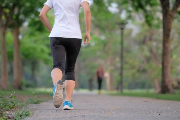 Piernas Mujer Fitness Joven Caminando Parque Aire Libre Corredor Femenino —  Fotos de Stock