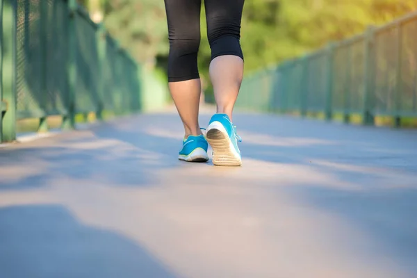 Piernas Mujer Fitness Joven Caminando Parque Aire Libre Corredor Femenino — Foto de Stock