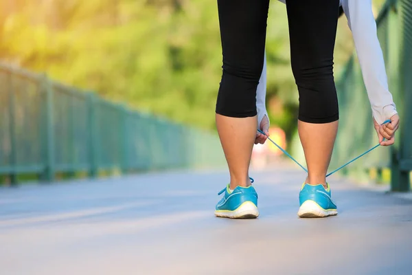 Piernas Mujer Fitness Joven Caminando Parque Aire Libre Corredor Femenino —  Fotos de Stock