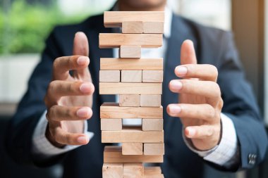 İşadamı el kule üzerinde ahşap blok kapak. İş planlama, Risk Yönetimi, çözüm ve strateji kavramları