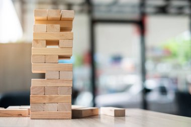 ahşap blok kule ofis arka plan üzerinde. İş planlama, Risk Yönetimi, çözüm ve strateji kavramları