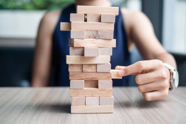 Yerleştirme veya ahşap blok kule çekerek işkadını el. İş planlama, Risk Yönetimi, çözüm ve strateji kavramları