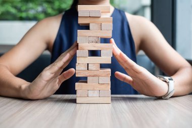 İşkadını el kule üzerinde ahşap blok kapak. İş planlama, Risk Yönetimi, çözüm ve strateji kavramları
