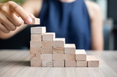 Yerleştirme veya ahşap blok binaya çekerek işkadını el. İş planlama, Risk Yönetimi, çözüm ve strateji kavramları