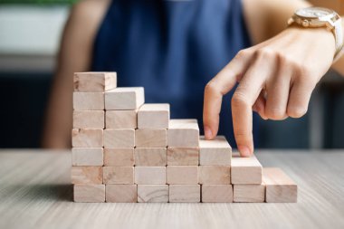 İşkadını parmak adım ahşap blok bina. İş planlama, Risk Yönetimi, çözüm ve strateji kavramları