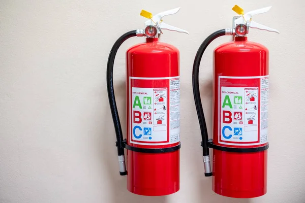 壁の背景 産業用の強力な緊急消火システム — ストック写真