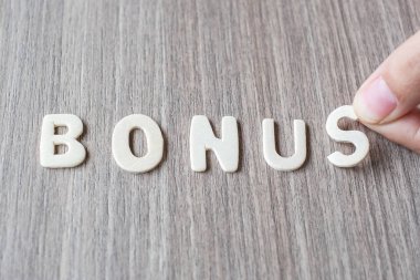 Bonus kelime ahşap alfabe harf. İş ve fikir kavramı