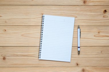 boş defter kalem ahşap arka plan ile. metniniz için en iyi görünüm ve kopya alanı