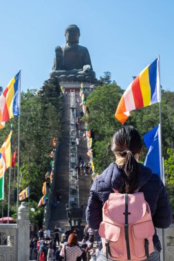Genç kadın seyahat backpacker, Asya seyahat ziyaret Tian Tan veya Big Buddha Ngong Ping Lantau Island Po Lin manastırda bulunan. işareti ve popüler turistik Hong Kong için