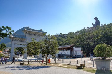 Ngong Ping Lantau Adası'nda yürüyüş turistler, insanlar Tian Tan da büyük dönüm noktası ve popüler cazibe Po Lin manastırda bulunan Buddha'nın ziyaret edin; Hong Kong, Çin, 17 Aralık 2018