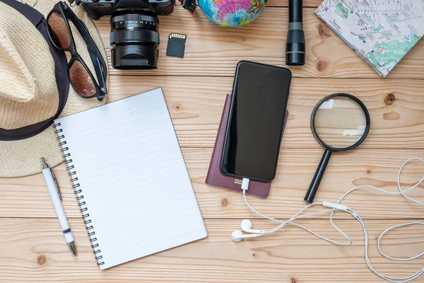 Hintergrund Der Reiseplanung Reisezubehör Karte Kamera Reisepass Taschenlampe Lupe Smartphone — Stockfoto